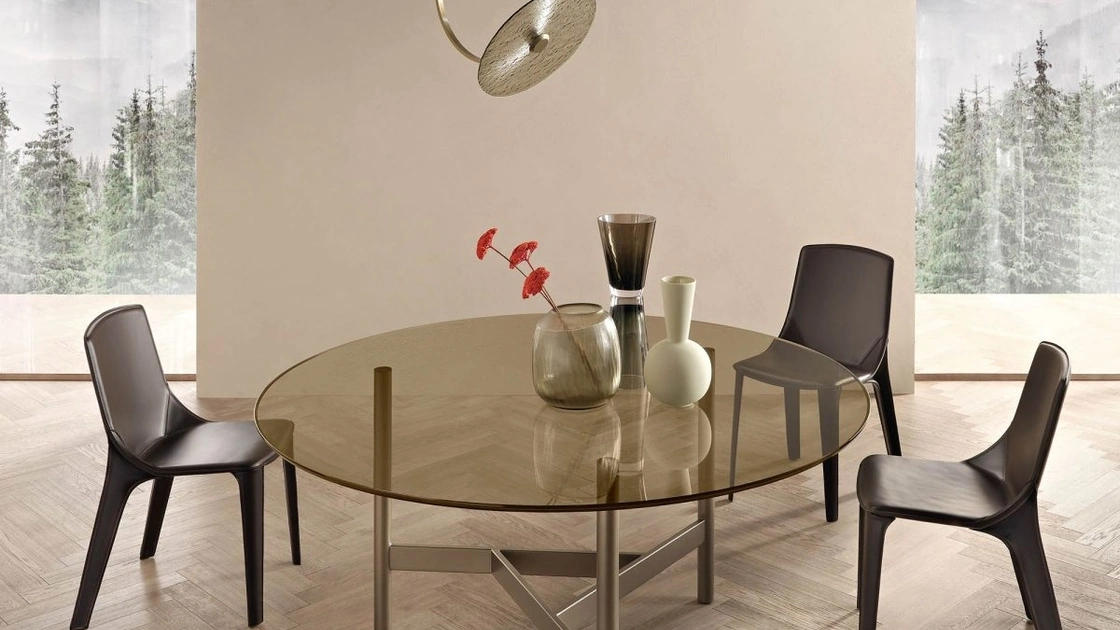 Tavolo rotondo Agos con top in vetro e base in metallo di Fiam
