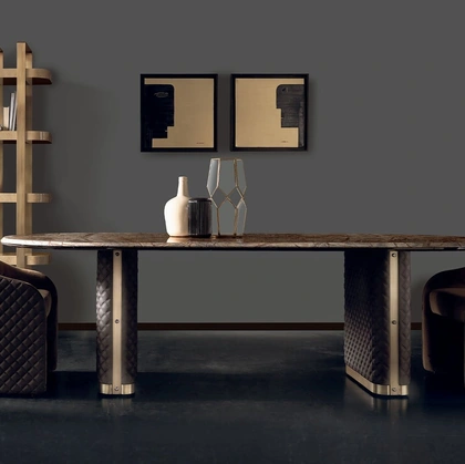 Tavolo Alfred ovale con piano in marmo e gambe rivestite in pelle trapuntata di Daytona Home