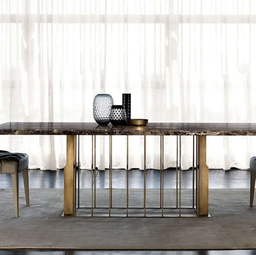 Tavolo Aston rettangolare con top in marmo e struttura in ottone di Daytona Home