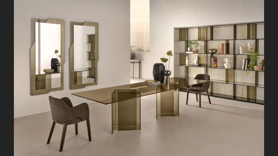 Tavolo Corner con top in vetro e basi in vetro curvato di Fiam