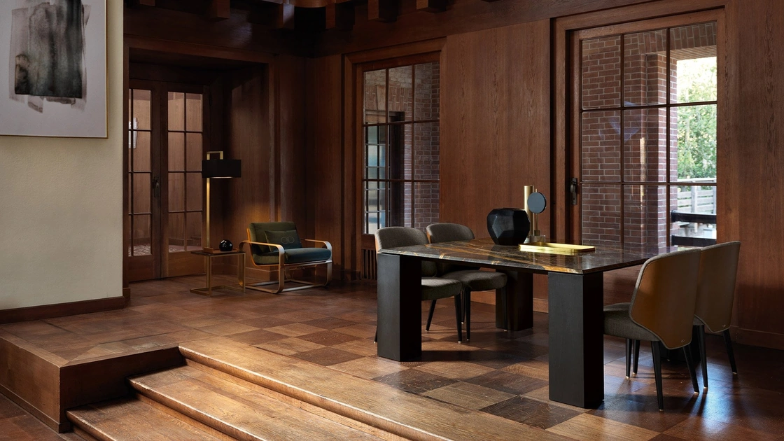 Tavolo Darko con top in marmo e gambe in frassino laccato nero di Daytona Home