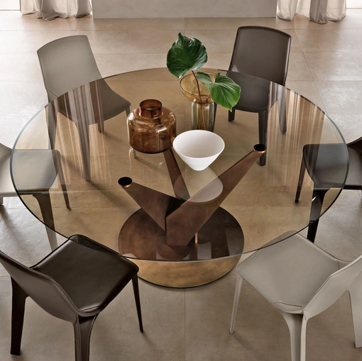 Tavolo rotondo Epsylon con top in vetro bronzo e base in metallo finitura ottone brunito di Fiam