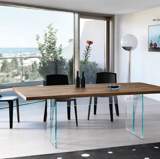 Tavolo LLT Wood con top in Rovere old e basi in vetro trasparente di Fiam