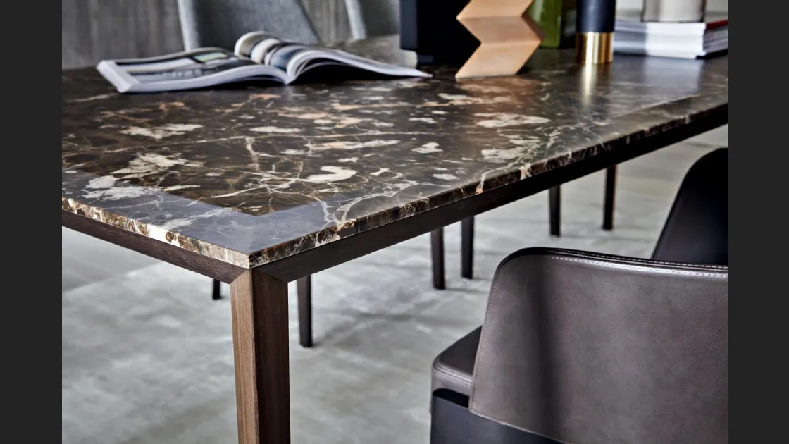 Tavolo allungabile Filigree con top in marmo Emperador Dark e base in Essenza Eucalipto di Molteni & C