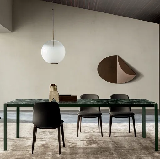 Tavolo Half A Square con top in marmo Green Alpine e base in metallo Verde satinato di Molteni & C
