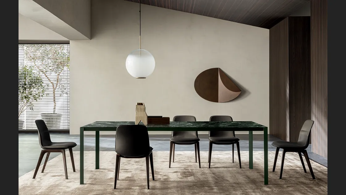 Tavolo Half A Square con top in marmo Green Alpine e base in metallo Verde satinato di Molteni & C