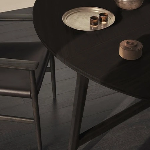 Tavolo Mawari in rovere tinto carbone di De Padova