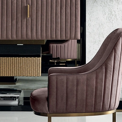 Tavolo Small Karma in legno con finitura in foglia oro di Daytona Home