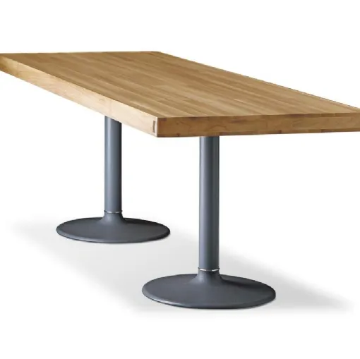 Tavolo Pieds Corolle con piano in legno di noce naturale e base in ghisa di Cassina
