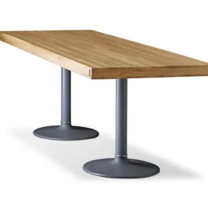 Tavolo Pieds Corolle con piano in legno di noce naturale e base in ghisa di Cassina