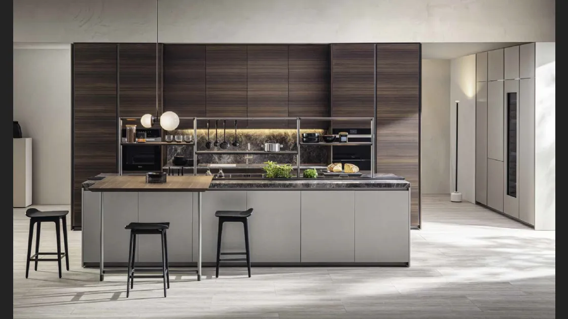 Cucina Design con isola Hi-Line 6 Laccato Titan con colonne in Eucalipto di Molteni & C