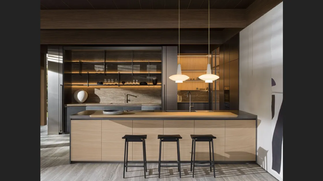 Cucina Design con penisola Hi-Line 6 Rovere Sunrise con top in marmo travertino di Molteni & C