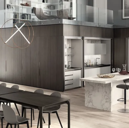 Cucina salvaspazio con isola centrale Boxi 04 in laccato lucido Grigio Chiaro di Scavolini