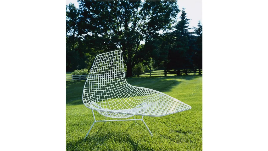 Poltroncina in metallo Bertoia Asymmetric Chaise di Knoll