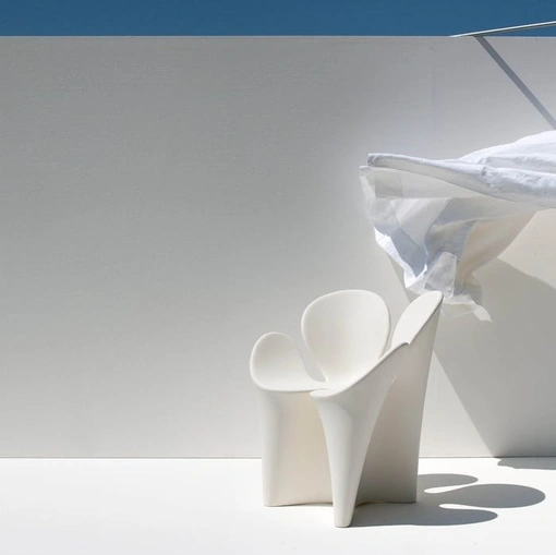 Poltroncina monoblocco in polietilene Clover di Driade