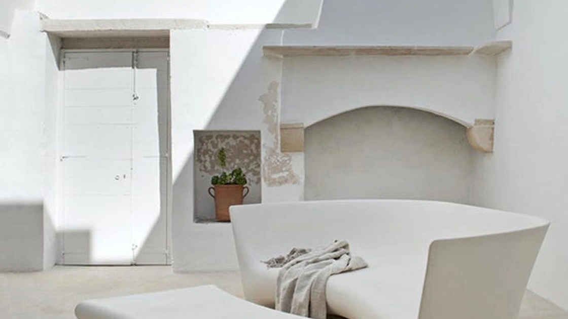 Divano e tavolino Grand Plie in polietilene di colore bianco di Driade