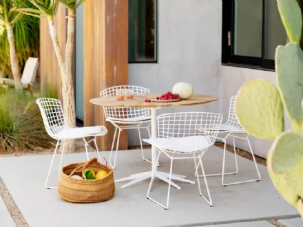 Tavolo con top in teak Petal Dining Table di Knoll