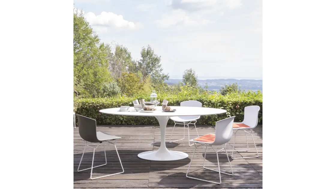 Tavolo da giardino Saarinen Outdoor Dining Table in pietra sintetica di Knoll