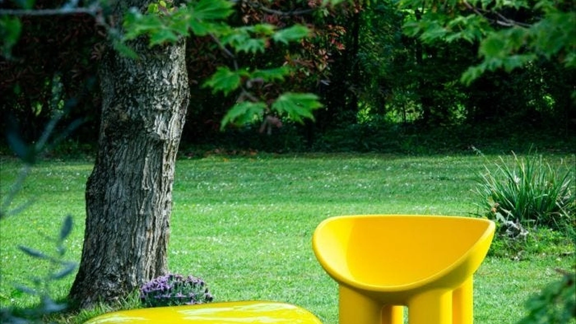 Pouf da esterno con struttura in fibra di vetro verniciata di colore giallo Koishi di Driade