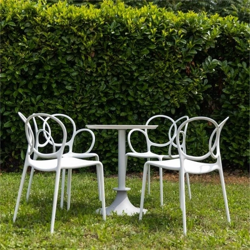 Tavolino da giardino con piano in San con finitura realizzata tramite rasatura a mano con spatola di un composto a base di argilla colorata Lord YI di Driade