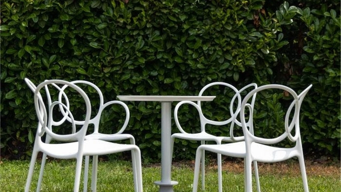 Tavolino da giardino con piano in San con finitura realizzata tramite rasatura a mano con spatola di un composto a base di argilla colorata Lord YI di Driade