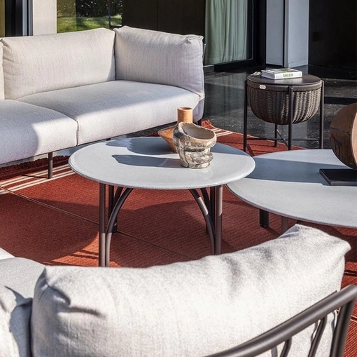 Tavolino Mirabell in pietra lavica di Poltrona Frau