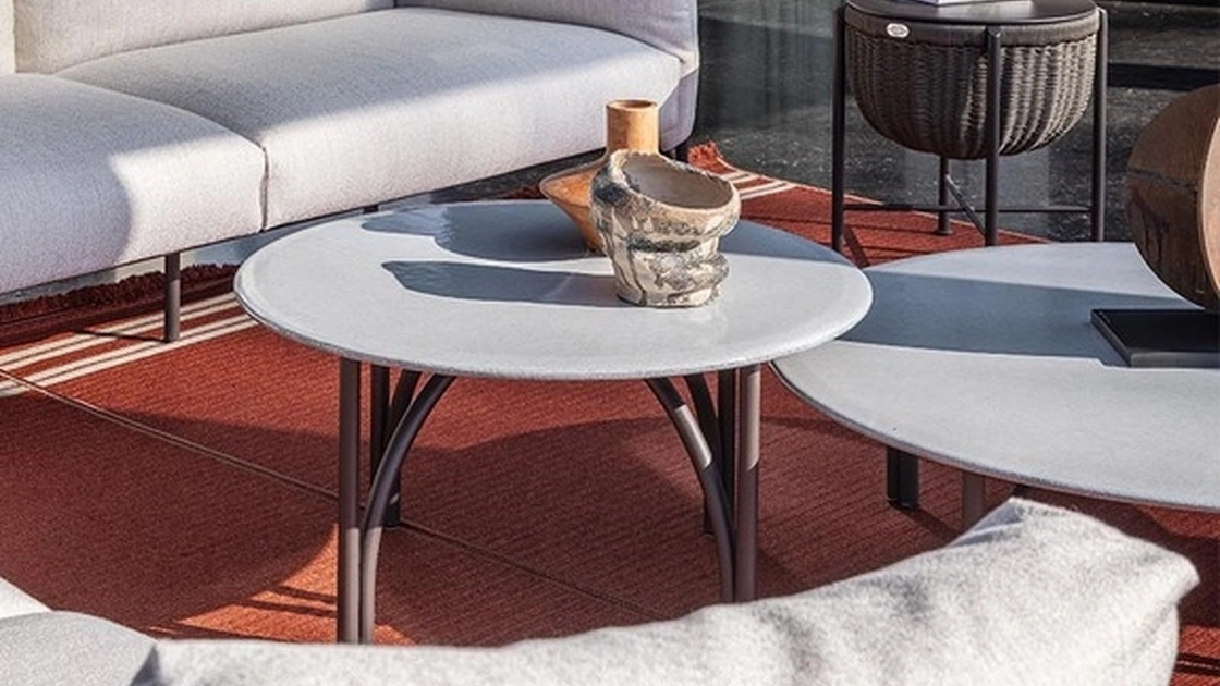 Tavolino Mirabell in pietra lavica di Poltrona Frau