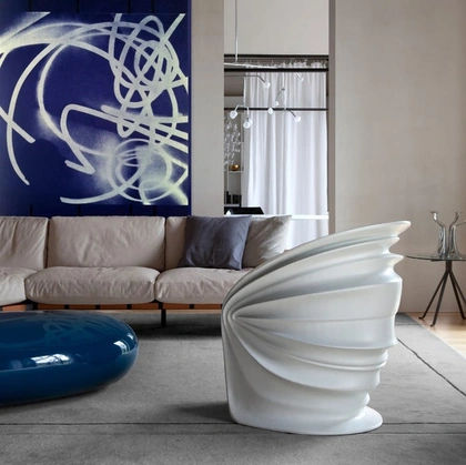 Poltroncina monoblocco in polietilene Modesty Veiled di Driade