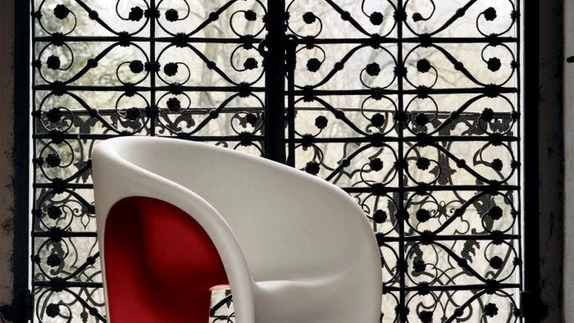 Poltroncina monoblocco bianca e rossa MT1 in polietilene di Driade