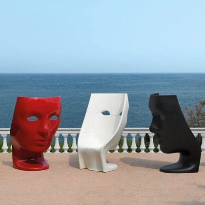 Poltroncina scultura da esterno in polietilene Nemo di Driade