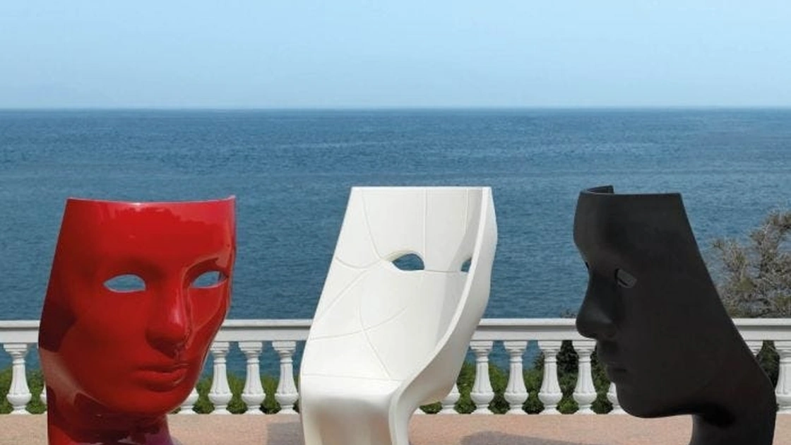 Poltroncina scultura da esterno in polietilene Nemo di Driade