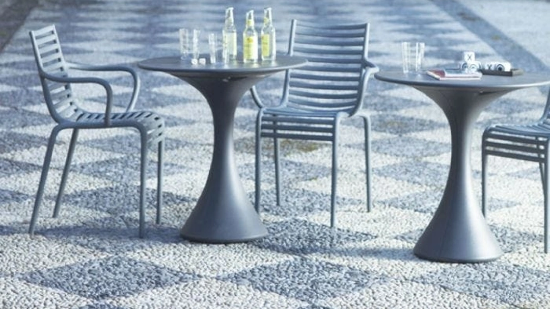 Sedia da giardino impilabile con braccioli in materiale plastico PIP-E Driade