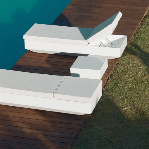 Lettino Vela Sun Bed in polietilene e tessuto di Vondom