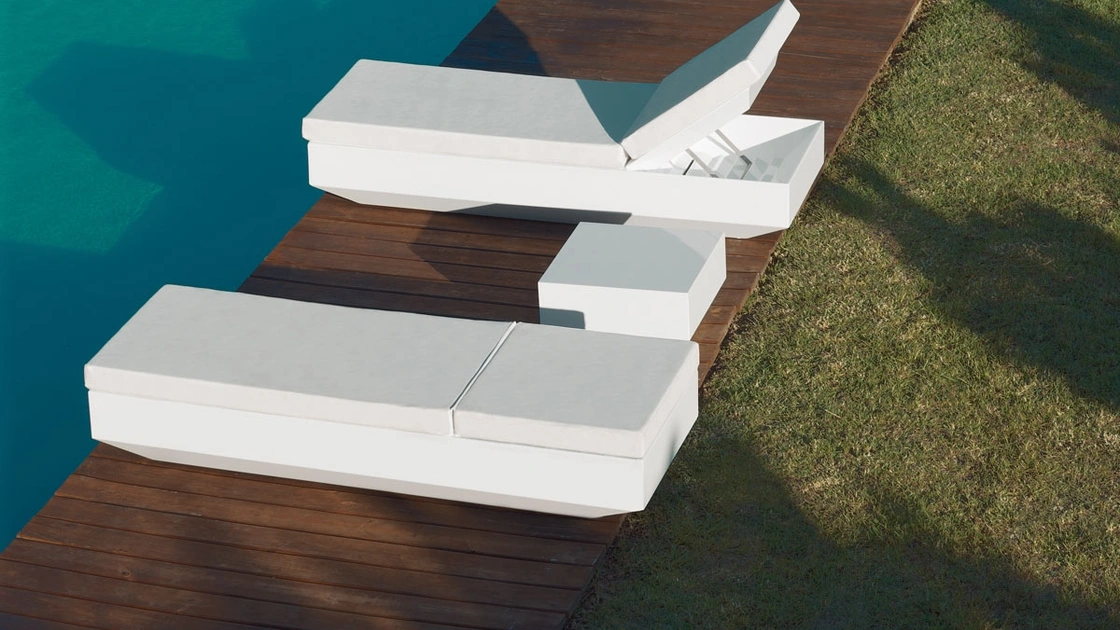 Lettino Vela Sun Bed in polietilene e tessuto di Vondom