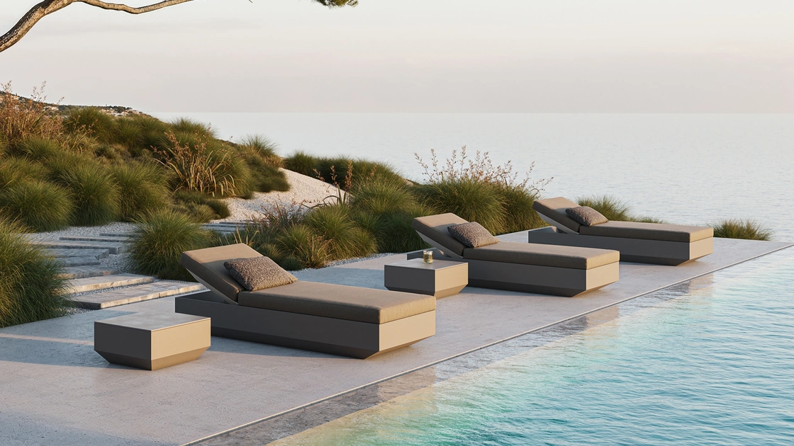 Lettino Vela Sun Bed in polietilene e tessuto di Vondom