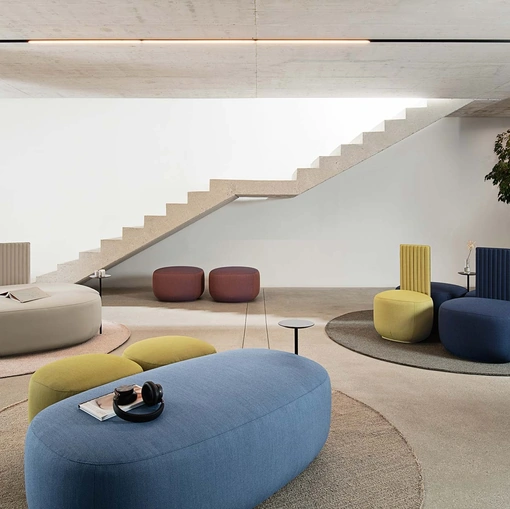 Collezione di 4 pouf da attesa che si accostano tra di loro in composizioni dinamiche Bakku di Milani