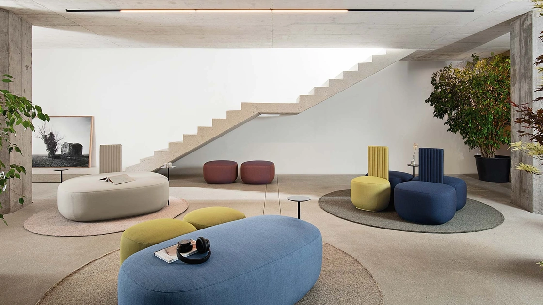 Collezione di 4 pouf da attesa che si accostano tra di loro in composizioni dinamiche Bakku di Milani