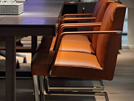 Sedia Operativa Chancellor Conference in pelle di Poltrona Frau