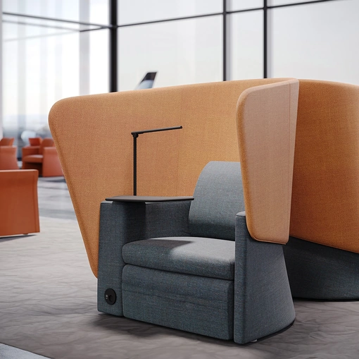 Poltrona da attesa in tessuto con pannello isolante Cocoon di Milani