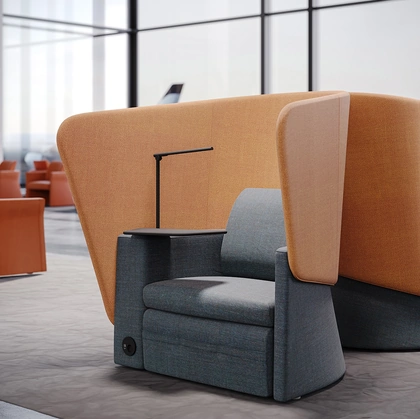 Poltrona da attesa in tessuto con pannello isolante Cocoon di Milani