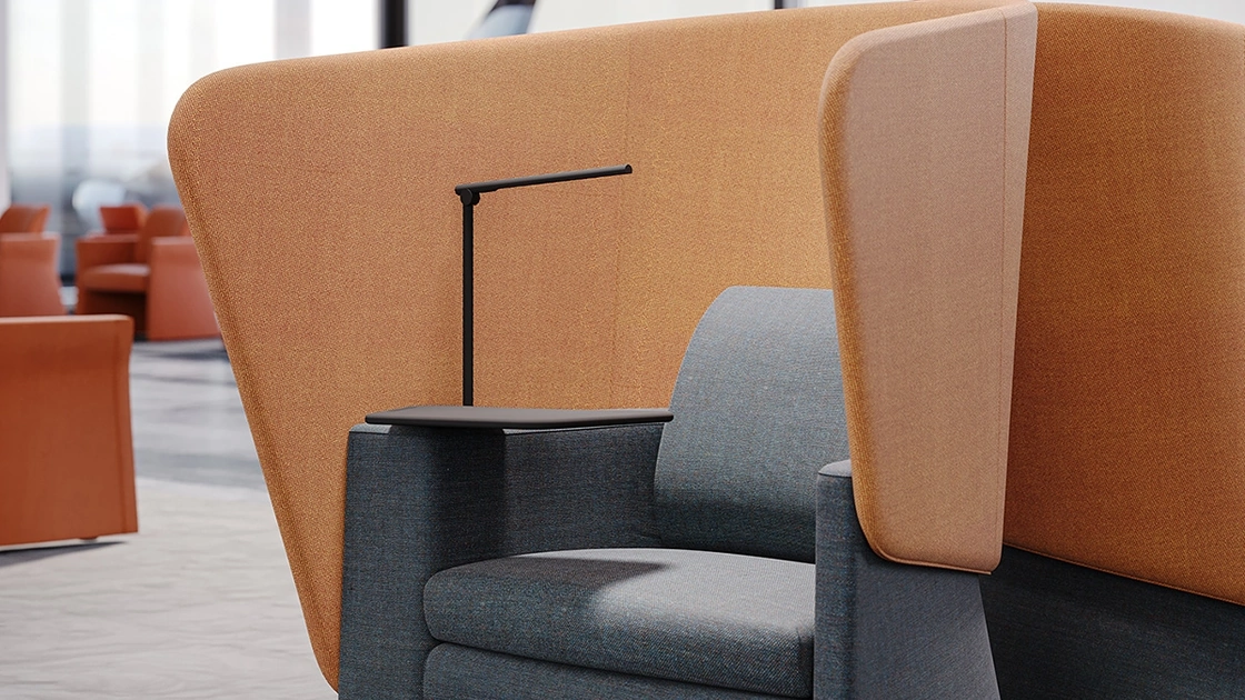 Poltrona da attesa in tessuto con pannello isolante Cocoon di Milani