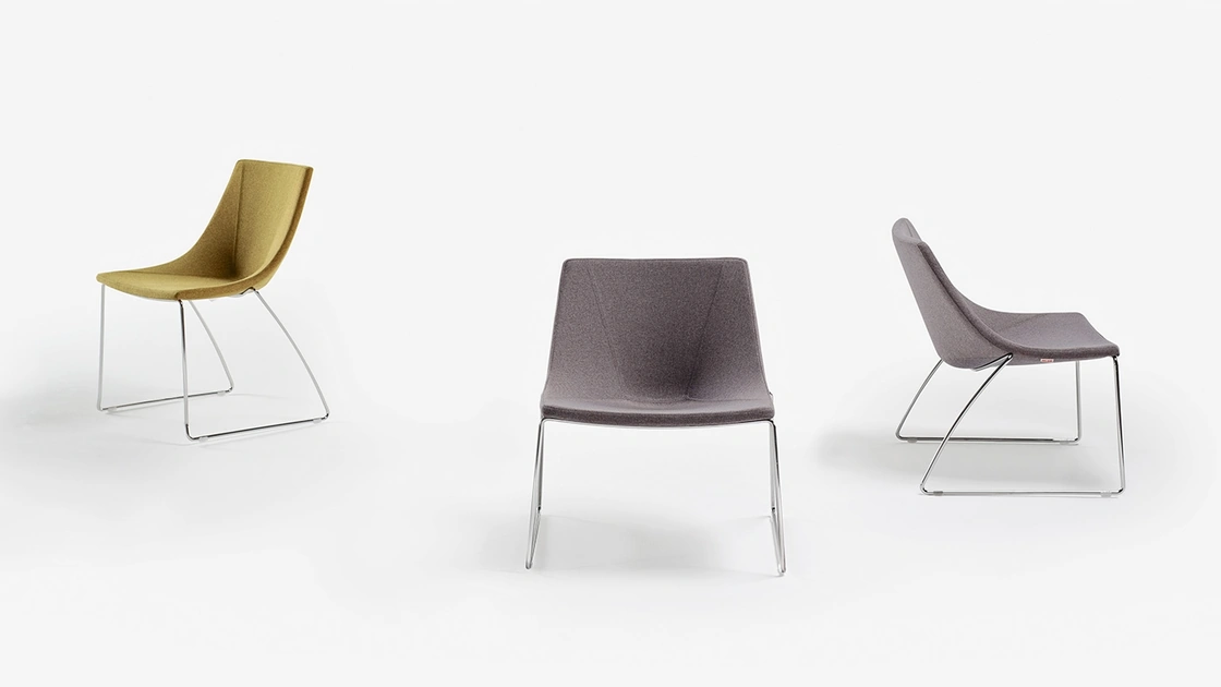 Sedute da attesa in tessuto con base a slitta in metallo cromato Ellipse di Milani