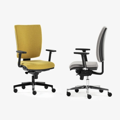 Seduta operativa con schienale alto e braccioli regolabili in altezza, la base può essere in nylon o in alluminio lucido, Five di Milani