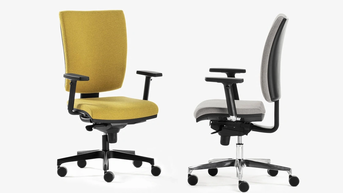 Seduta operativa con schienale alto e braccioli regolabili in altezza, la base può essere in nylon o in alluminio lucido, Five di Milani