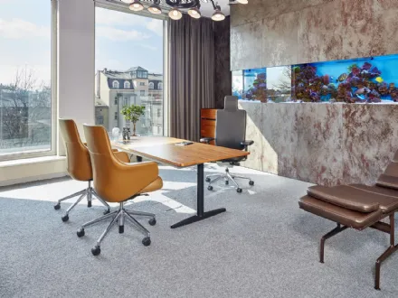 Poltrona direzionale rivestita in pelle imbottita con basamento a cinque razze in alluminio con ruote Grand Executive di Vitra