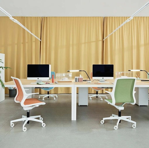 Sedia operativa in tessuto colorato e struttura in plastica bianca Loop di Milani