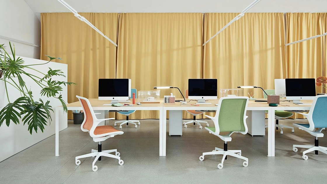 Sedia operativa in tessuto colorato e struttura in plastica bianca Loop di Milani