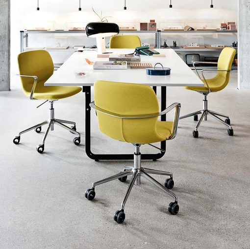 Sedute operative Mi Chair in tessuto con base di metallo su ruote di Milani