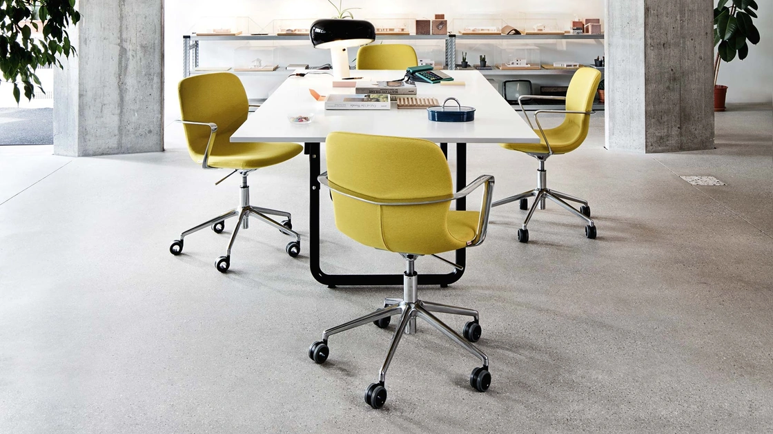 Sedute operative Mi Chair in tessuto con base di metallo su ruote di Milani