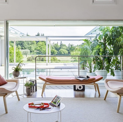 Poltroncine da attesa in tessuto con doppia imbottitura e struttura in legno Nordic di Milani